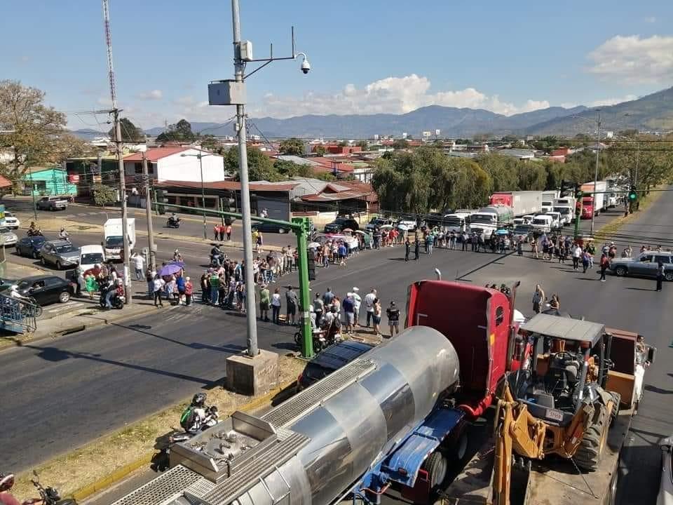 Vecinos de Hatillo cierran Circunvalación por falta de agua; 309.000 personas con cortes esta semana