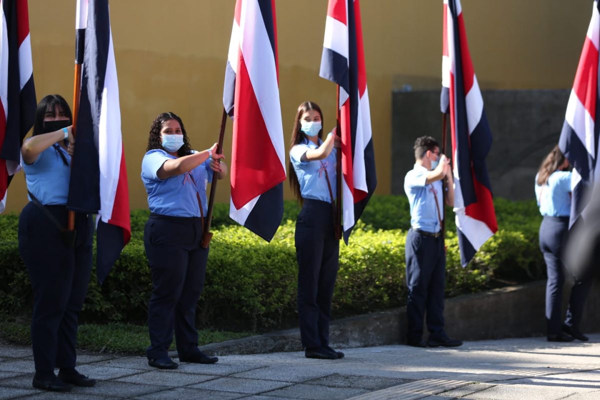 Jóvenes colegios banderas Costa Rica Traspaso