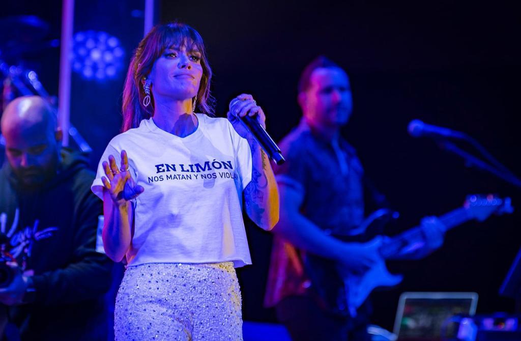 “En Limón nos matan y nos violan”: cantante Kany García usó polémica blusa en concierto en Costa Rica