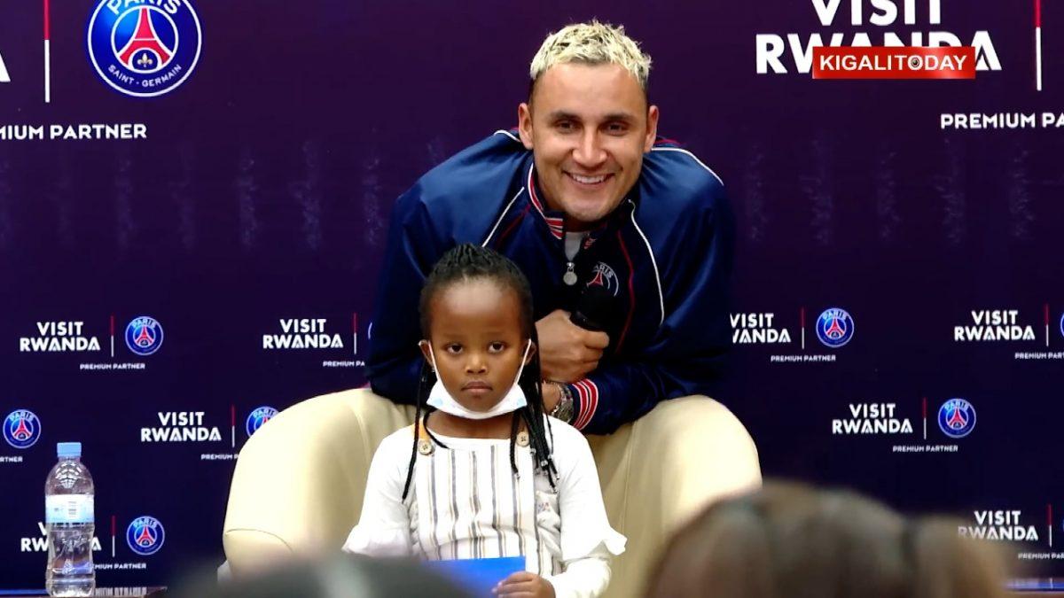 Video || Vea la reacción de Keylor Navas ante la seriedad de una niña de Ruanda