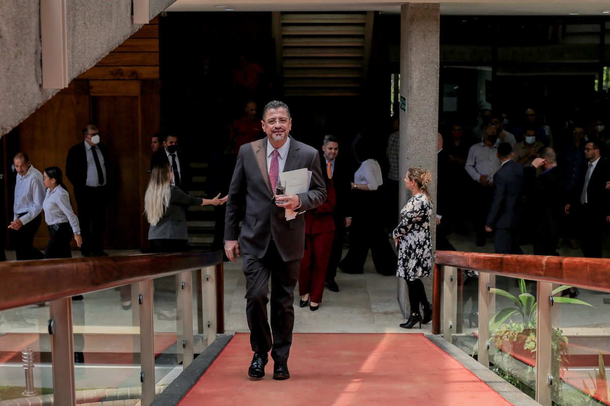 Reuniones y dudas por decretos marcaron primer día del Gobierno de Rodrigo Chaves