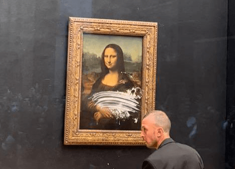 Hombre lanzó pastel sobre la Mona Lisa, la famosa pintura de Da Vinci