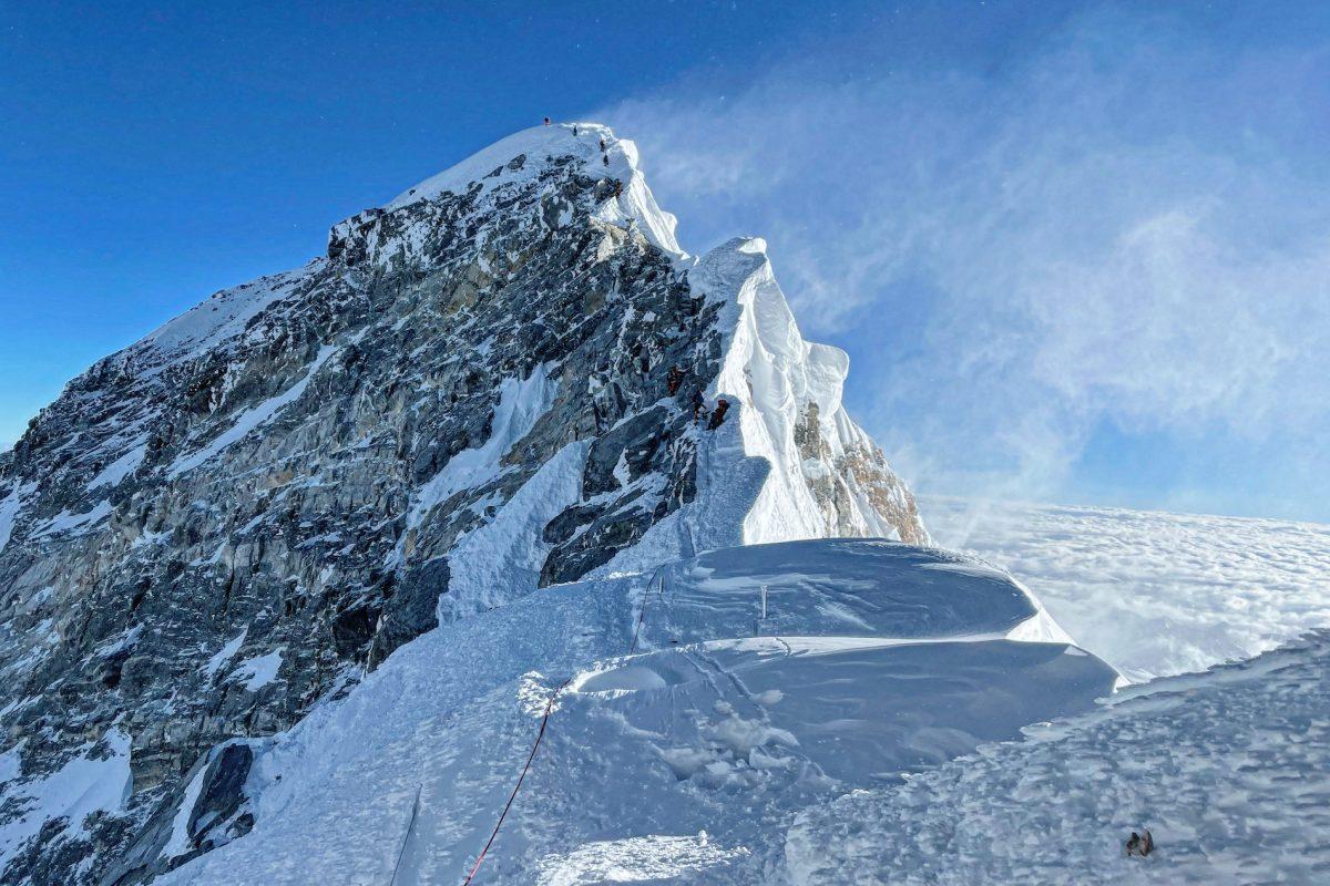 Un parapentista se lanza por primera vez legalmente desde la cima del Everest