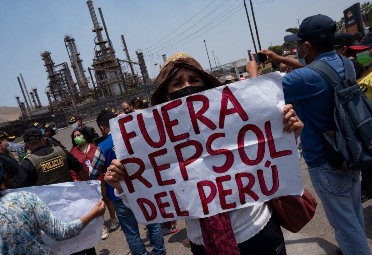 Perú || Petrolera española Repsol demandada por $4.500 millones tras derrame de petróleo