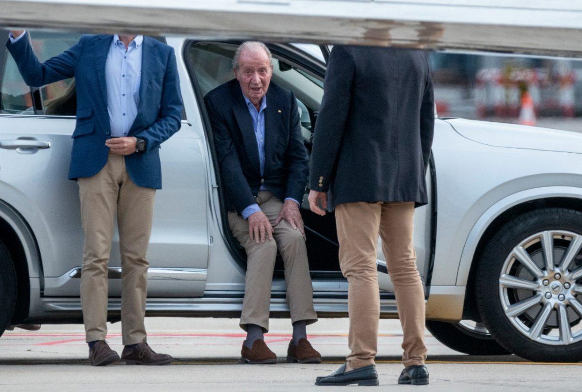 Rey emérito Juan Carlos llega a España para breve visita cargada de polémica