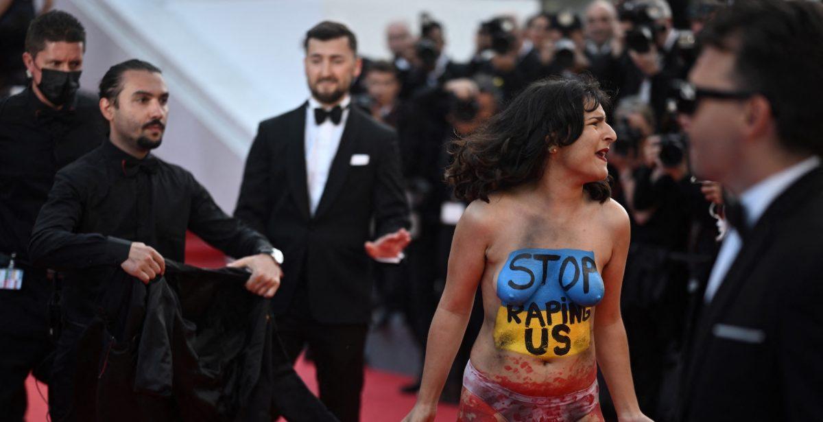 Cannes | Mujer desnuda denuncia en alfombra roja violaciones rusas en Ucrania