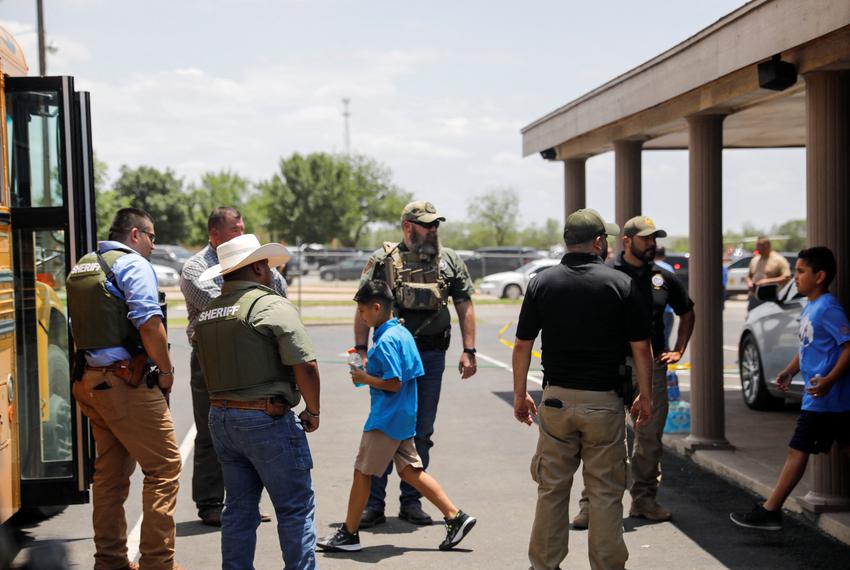 Al menos 15 muertos, incluidos 14 niños, por tiroteo en escuela de Texas