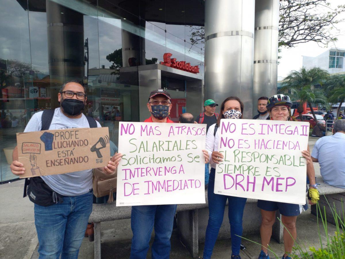Educadores se manifiestan en las afueras del MEP por atraso en sus pagos salariales