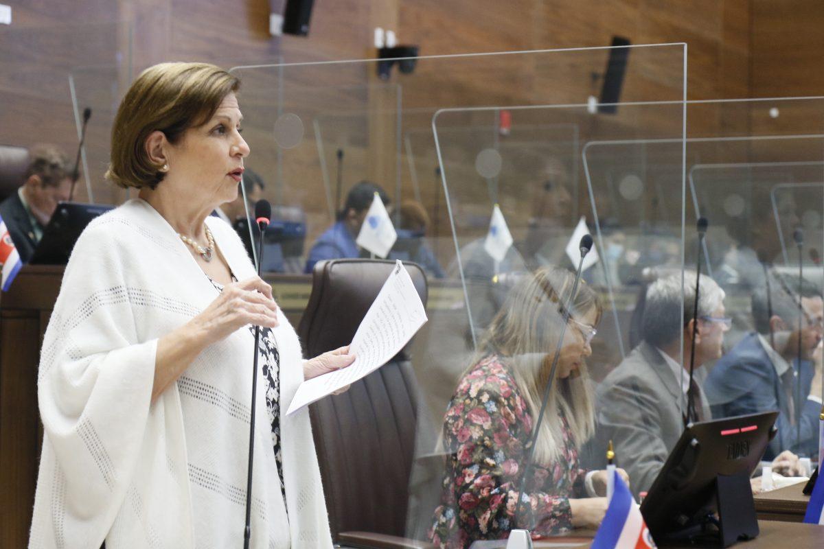 Video | Diputada Pilar Cisneros se queja de que no la dejan usar el Teleprompter en Plenario