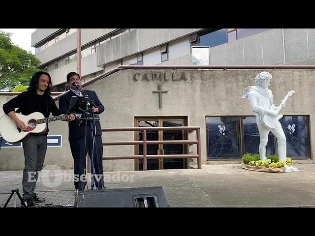 Video| A pocas horas de entregar la banda presidencial Carlos Alvarado canta temas de Gustavo Cerati en acto público