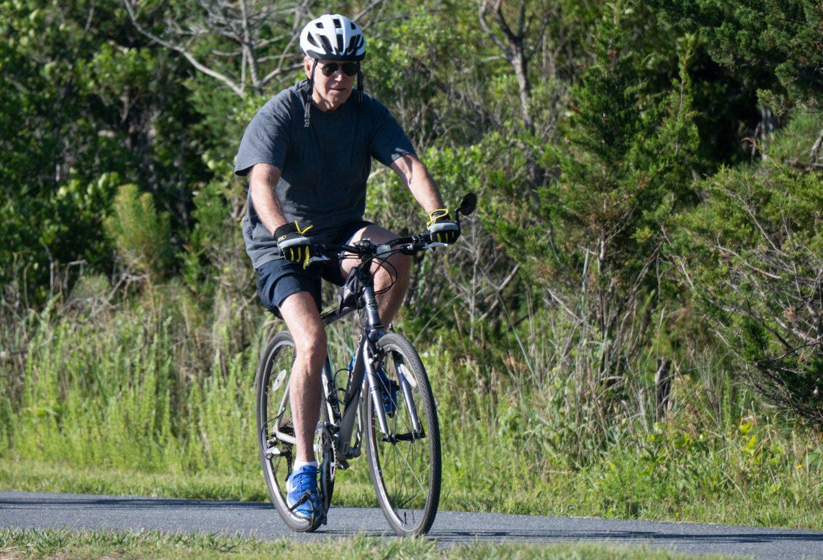 Video capta la caída de Joe Biden al intentar bajarse de una bicicleta en paseo matutino