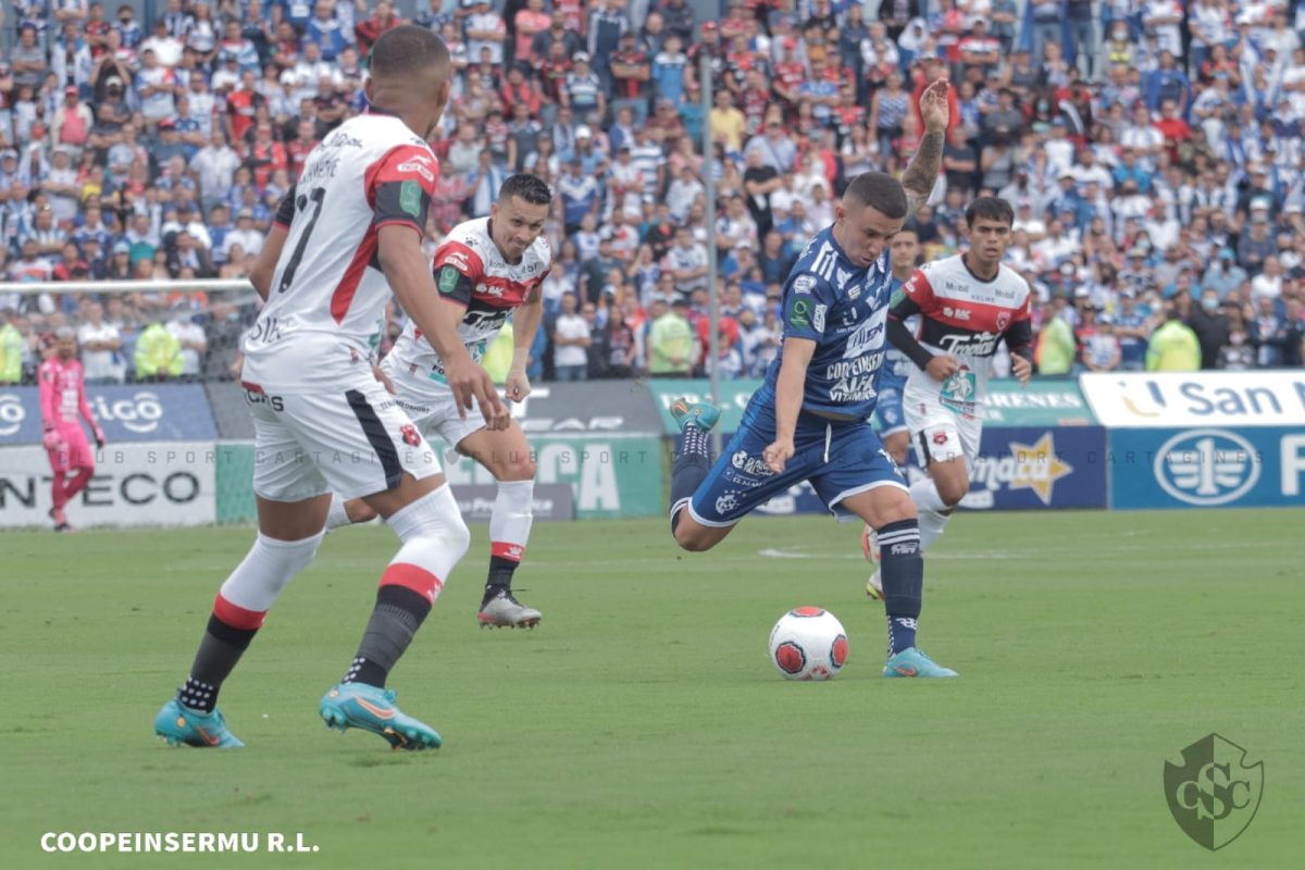 Con más lucha que fútbol, Cartaginés y Alajuelense firmaron un agridulce 0 a 0 en la final de ida