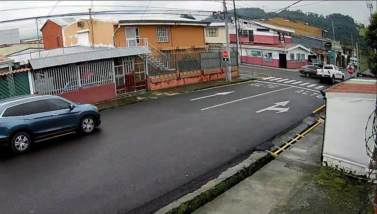 Video || Así fue el aparatoso choque entre una patrulla de Fuerza Pública y un carro liviano en Curridabat