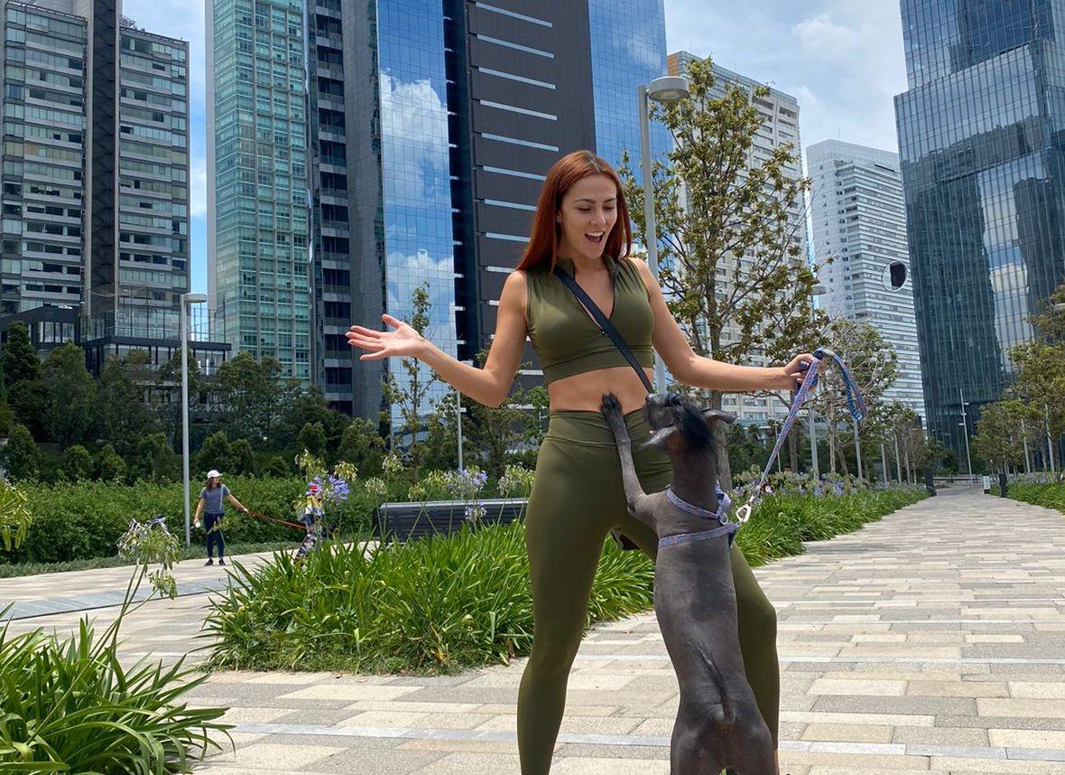 Modelo Karina Ramos adopta perro de la raza xoloitzcuintle, como el de la película Coco