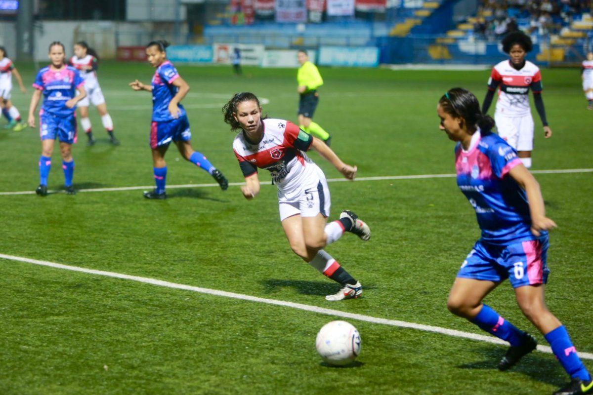 Alajuelense aumentó su invicto a 35 partidos y el fútbol femenino definió las semifinalistas