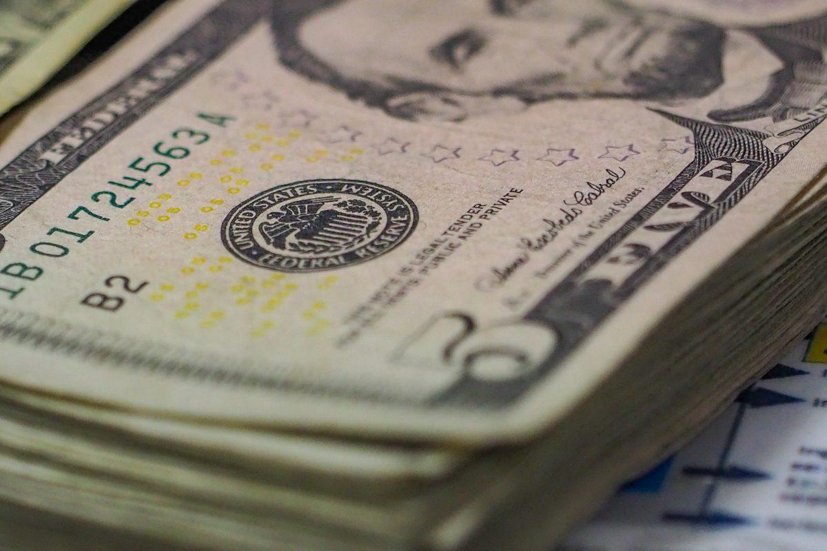 Leve rebaja del tipo de cambio del dólar lo lleva a un nuevo mínimo: reporta ¢503,85 en Monex