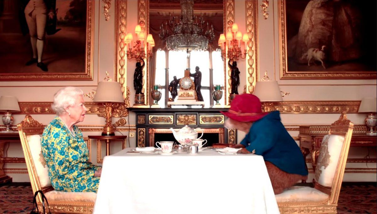 Video | La reina Isabel II y el oso Paddington protagonizan divertido video por Jubileo de la monarca