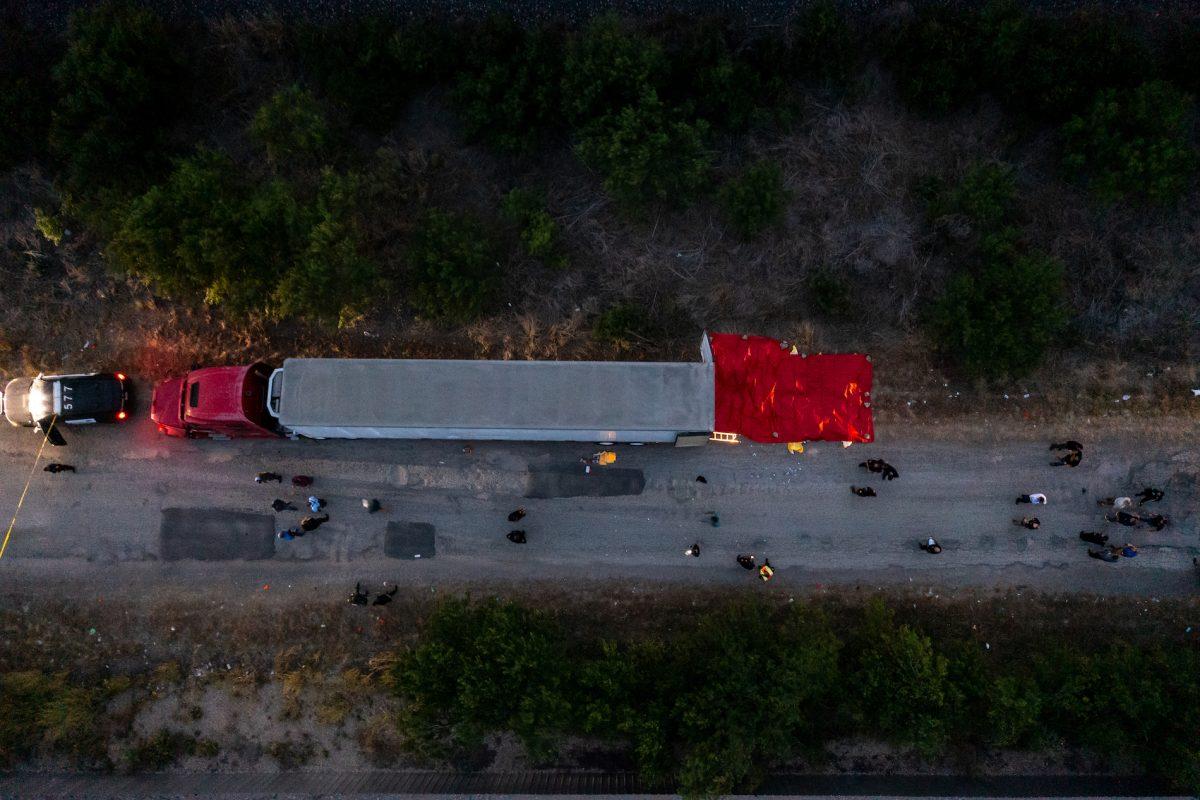 “Murieron de agotamiento y exceso de calor”: los 50 migrantes hallados sin vida en un camión en Texas