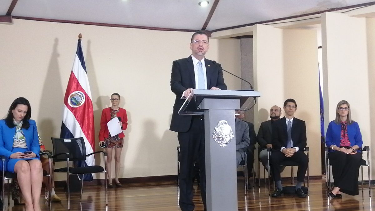 Rodrigo Chaves aumentará casi en un 50% salario base a ministros y viceministros