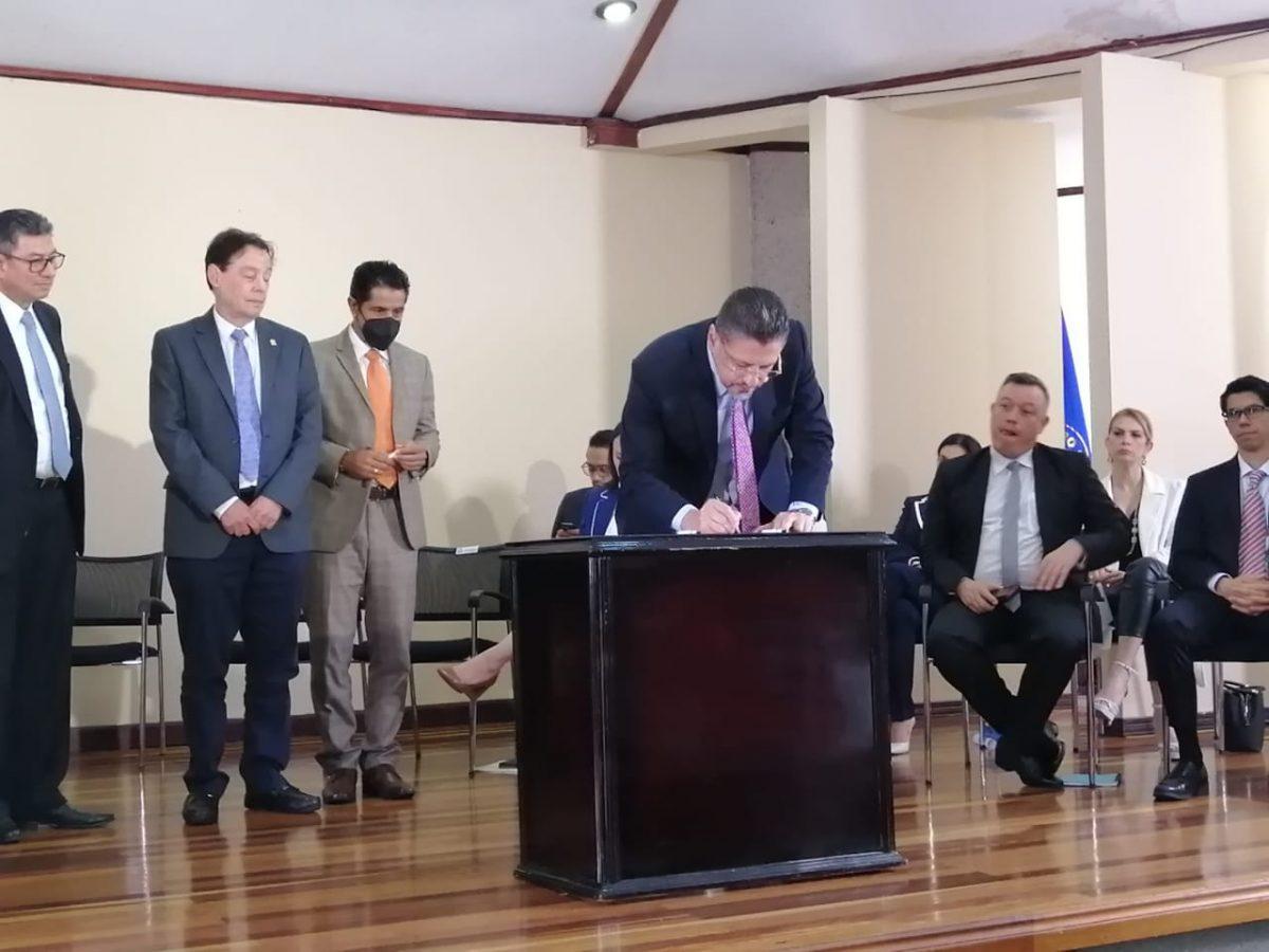 Rodrigo Chaves firmó la reforma a la Ley de Aduanas y un decreto que agilizará registro de medicamentos