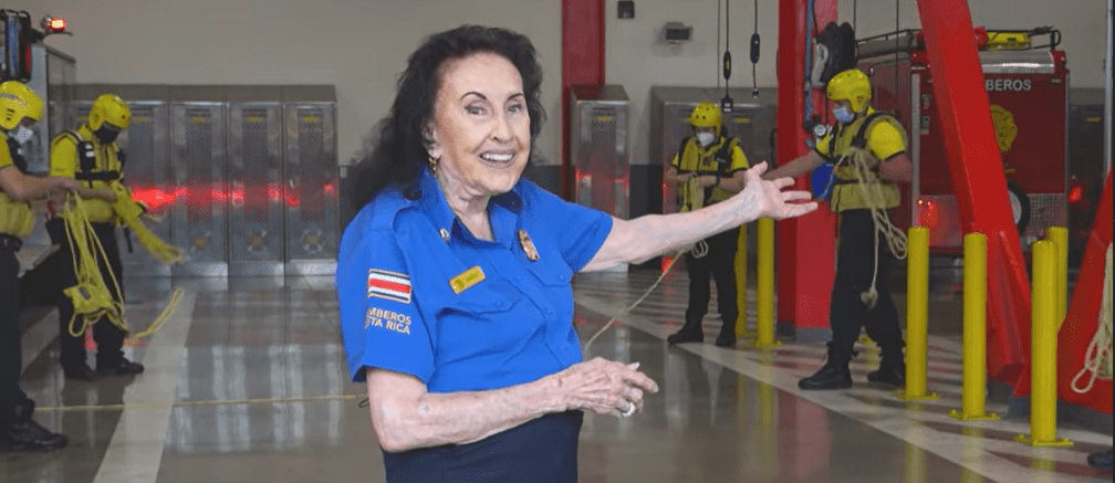 A sus 90 años Inés Sánchez se convierte en bombera y da consejos para la época de lluvias