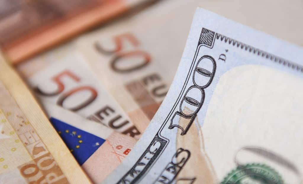 El euro volvió a caer brevemente por debajo del dólar