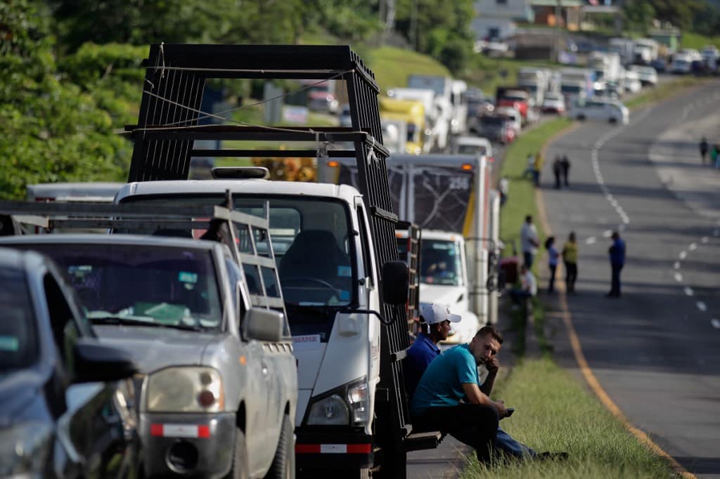 Panameños “en pie de guerra” cierran vías por alza de combustible y corrupción