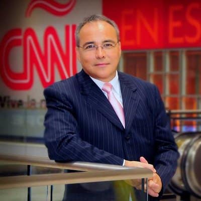 Camilo Egaña de CNN en Español invita por Twitter a Carlos Alvarado para hablar de rock y literatura