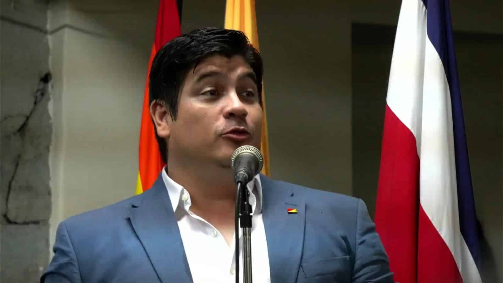 Exministros y allegados de Carlos Alvarado crean sitio web para defender “sus logros”