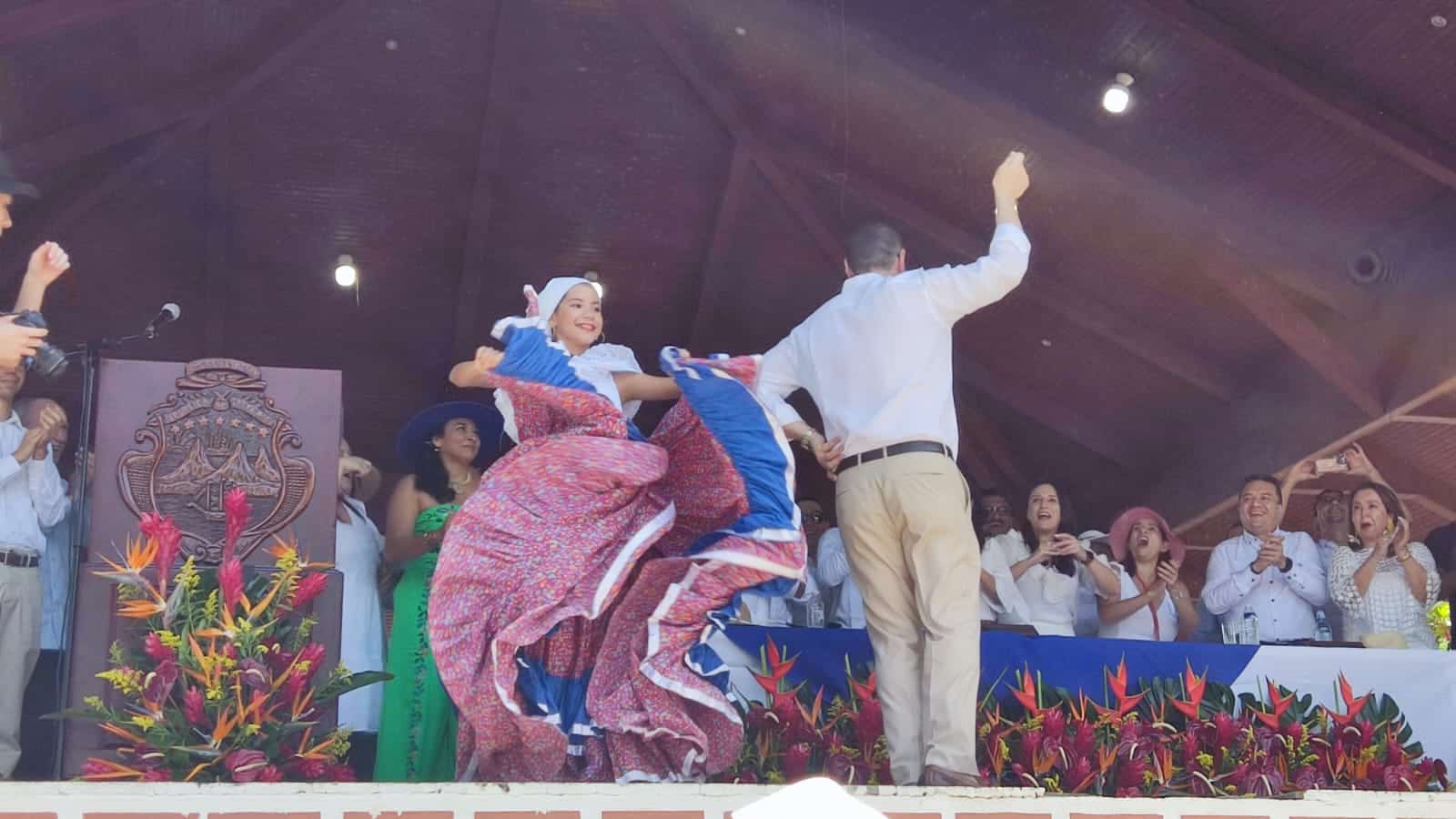 Rodrigo Chaves baila en Anexión del Partido de Nicoya