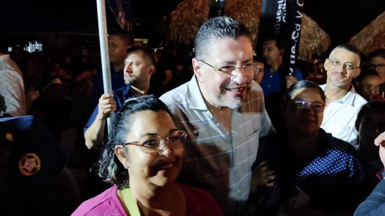 Saludos, fotos y felicitaciones son la tónica en gira del Presidente Chaves en Nicoya
