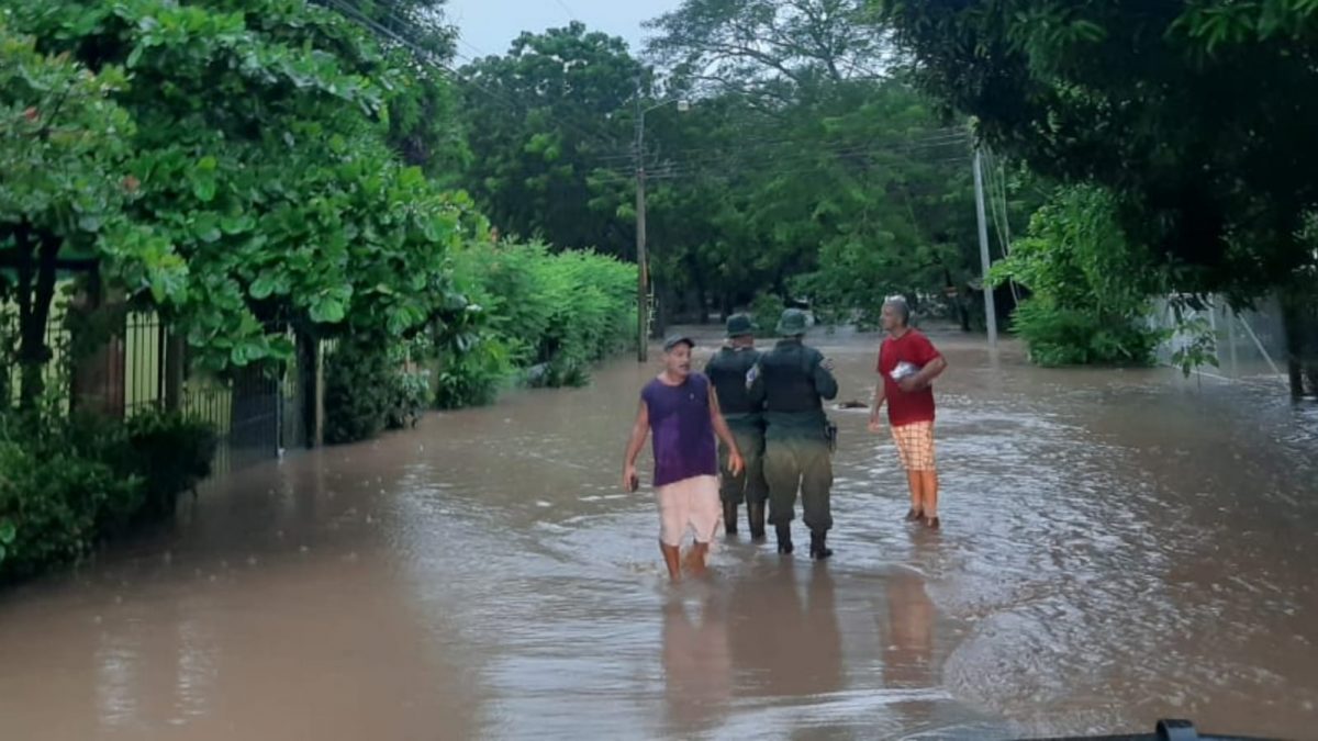 Policías de la frontera evacuaron a 80 personas del sector de Cuajiniquil por inundaciones