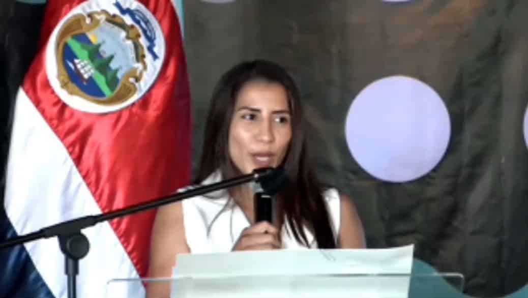 Yokasta Valle debuta como maestra de ceremonias en un acto con el presidente Chaves