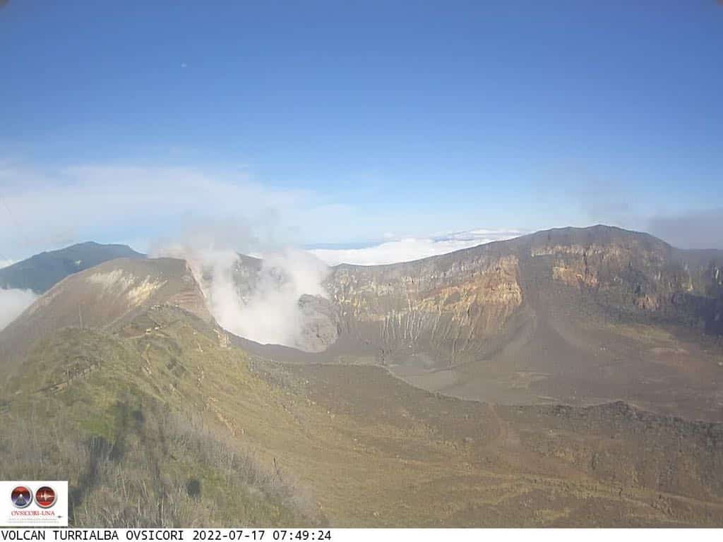 Volcán Turrialba registró una erupción este domingo