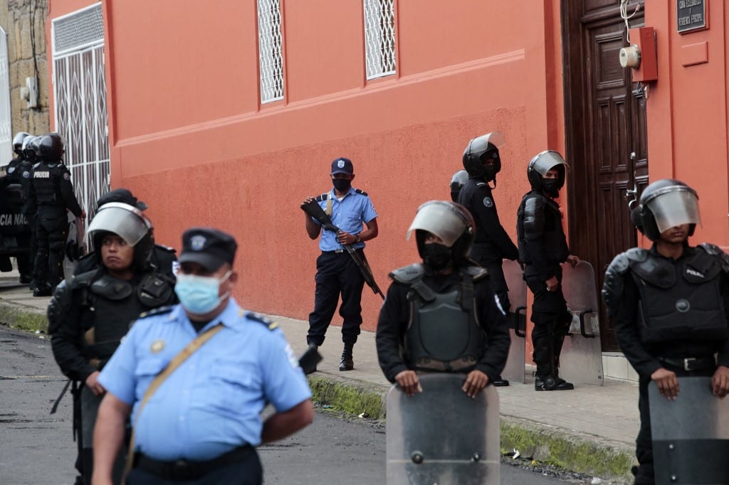 Policía de Nicaragua entra a la casa de Obispo crítico de Ortega y se lo lleva “con violencia”