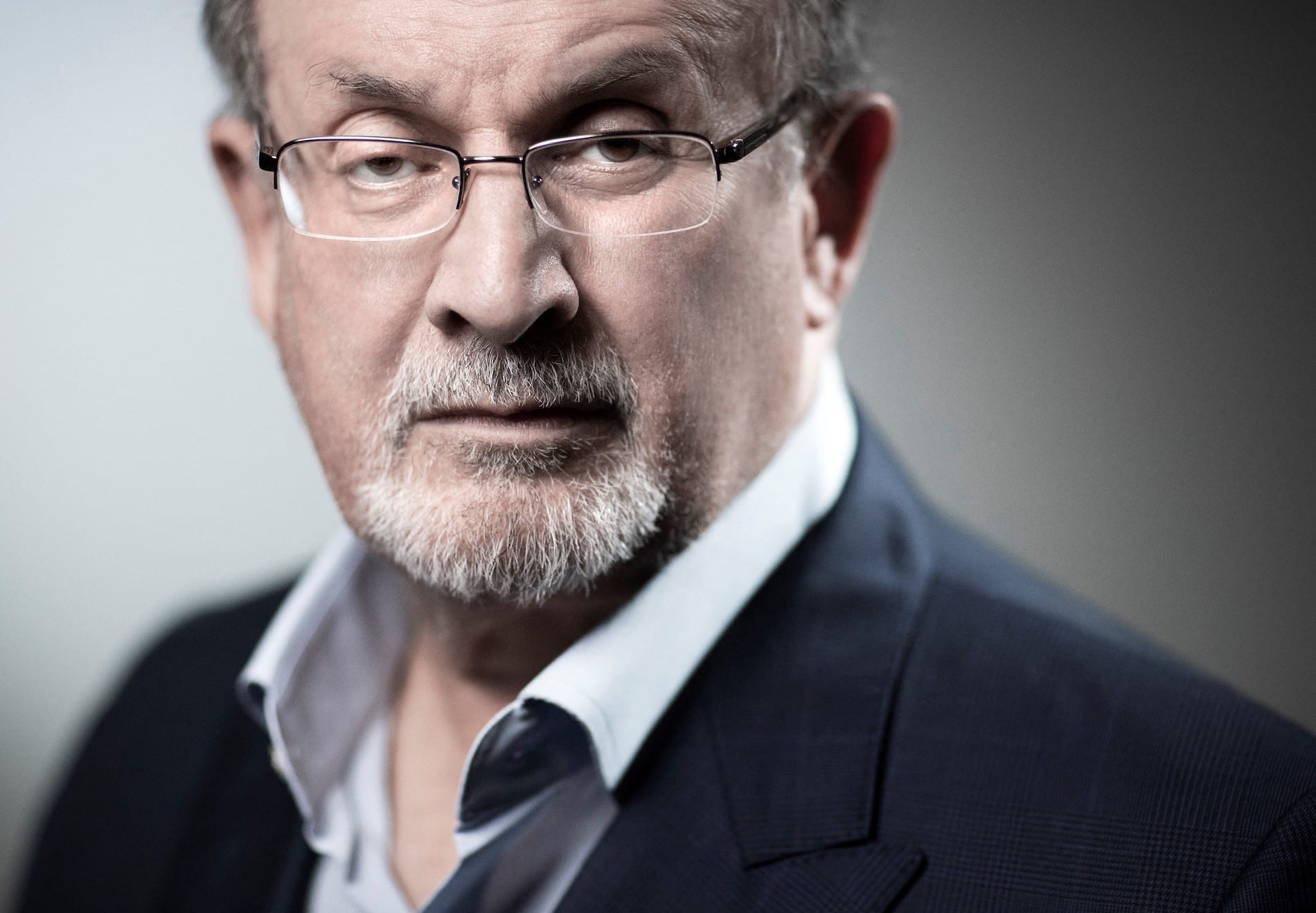 Escritor Salman Rushdie está grave tras ser apuñalado en Nueva York