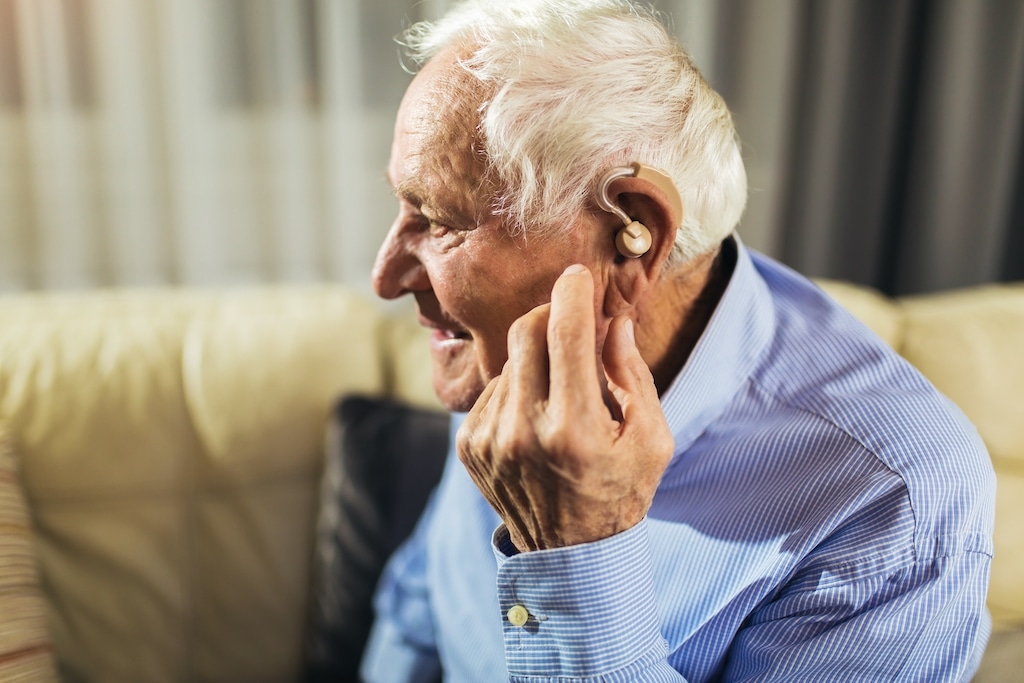 Personas con problemas auditivos podrán comprar audífonos sin necesidad de prescripción médica en EE.UU.