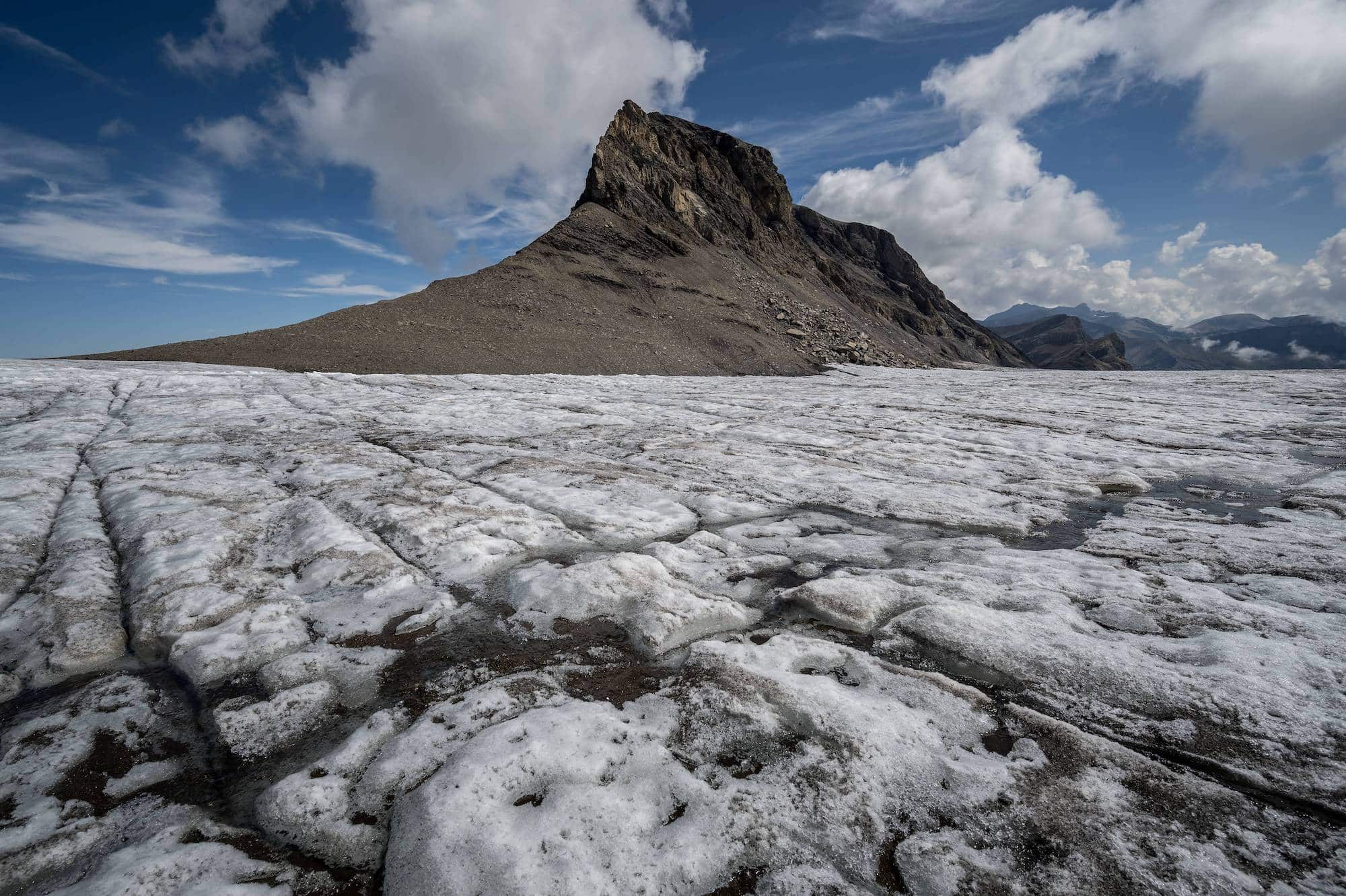 La impactante imagen que muestra la reducción de un glaciar en los Alpes