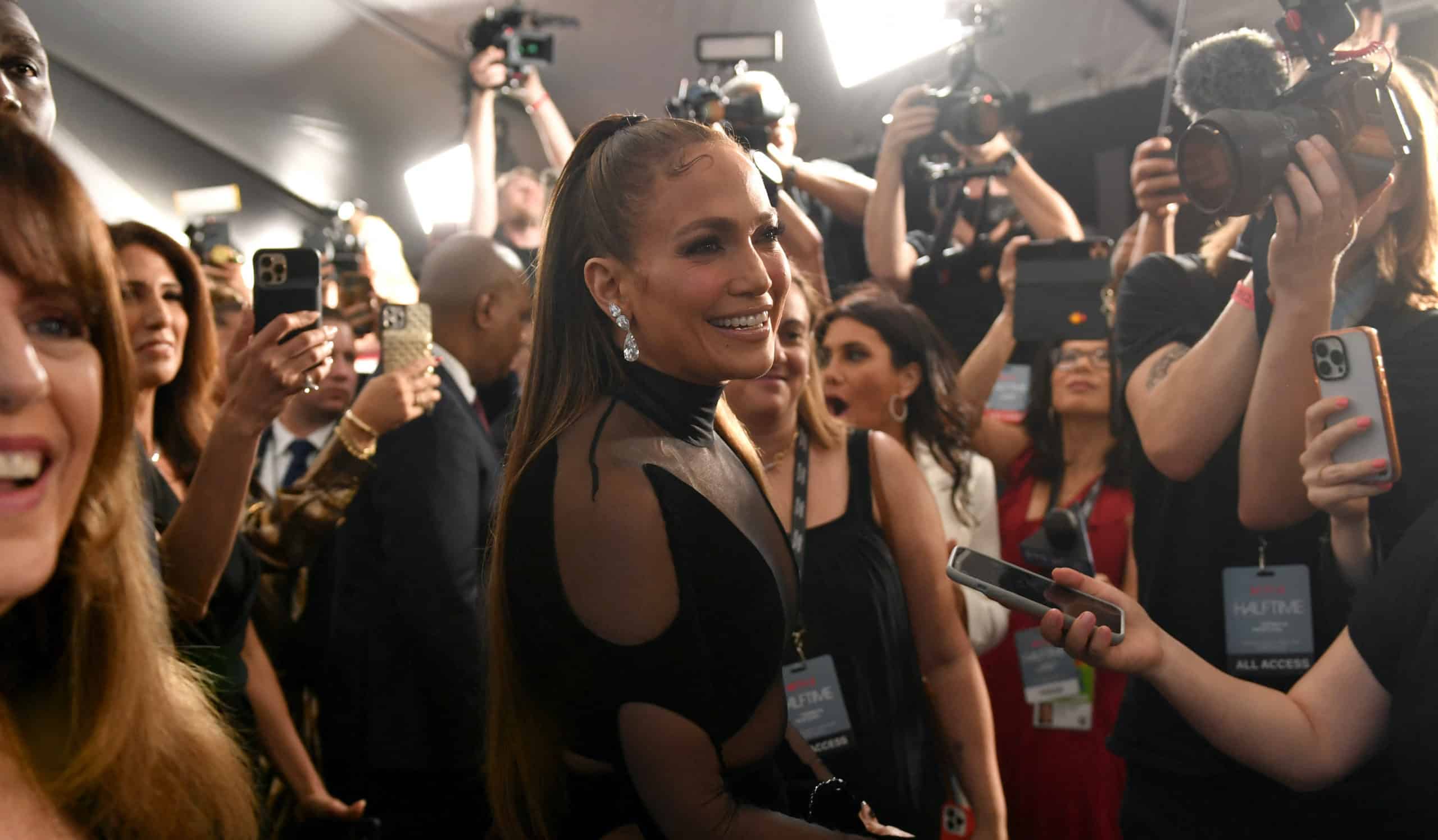 Jennifer Lopez presentó los tres vestidos que usó el día de la fastuosa boda con Ben Affleck