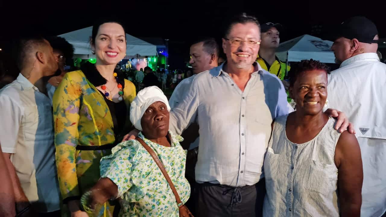 Presidente Chaves repartió abrazos y fotos durante festival de calypso