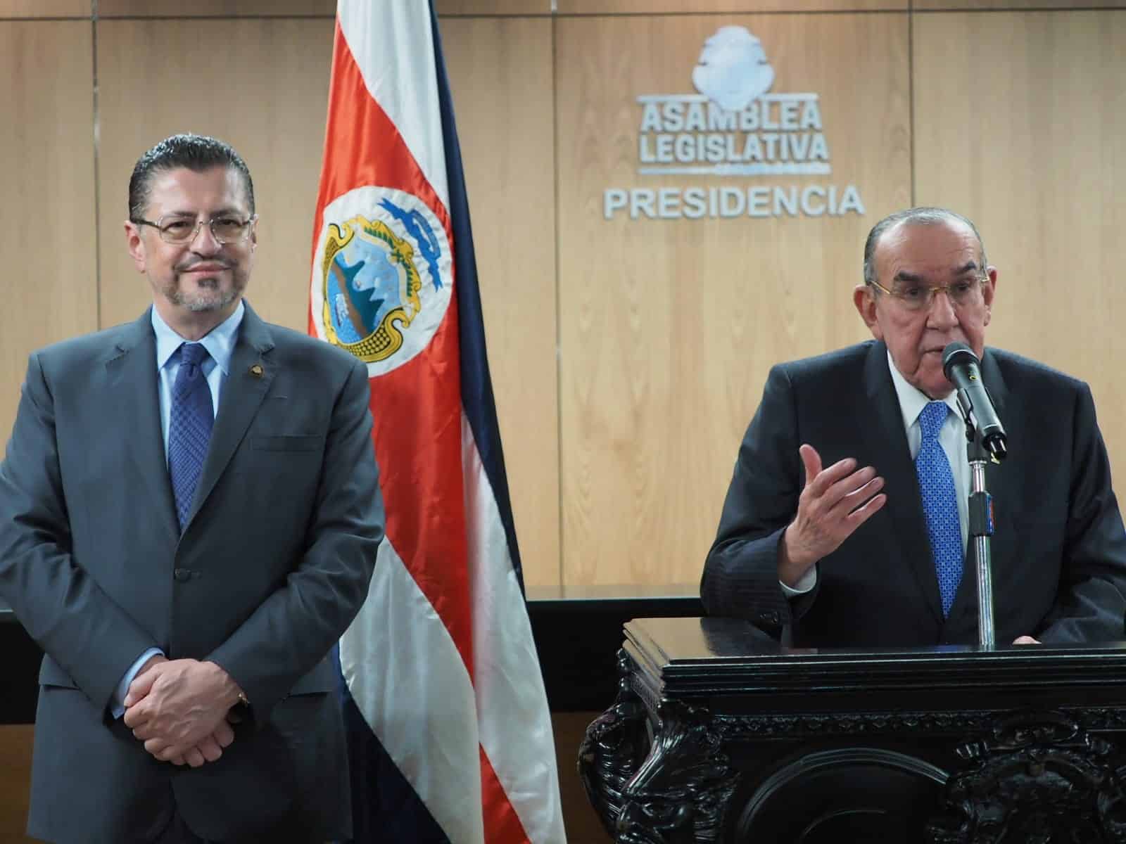 Rodrigo Arias invita al presidente Chaves a reunión con líderes de fracciones legislativas; mandatario anuncia que acudirá
