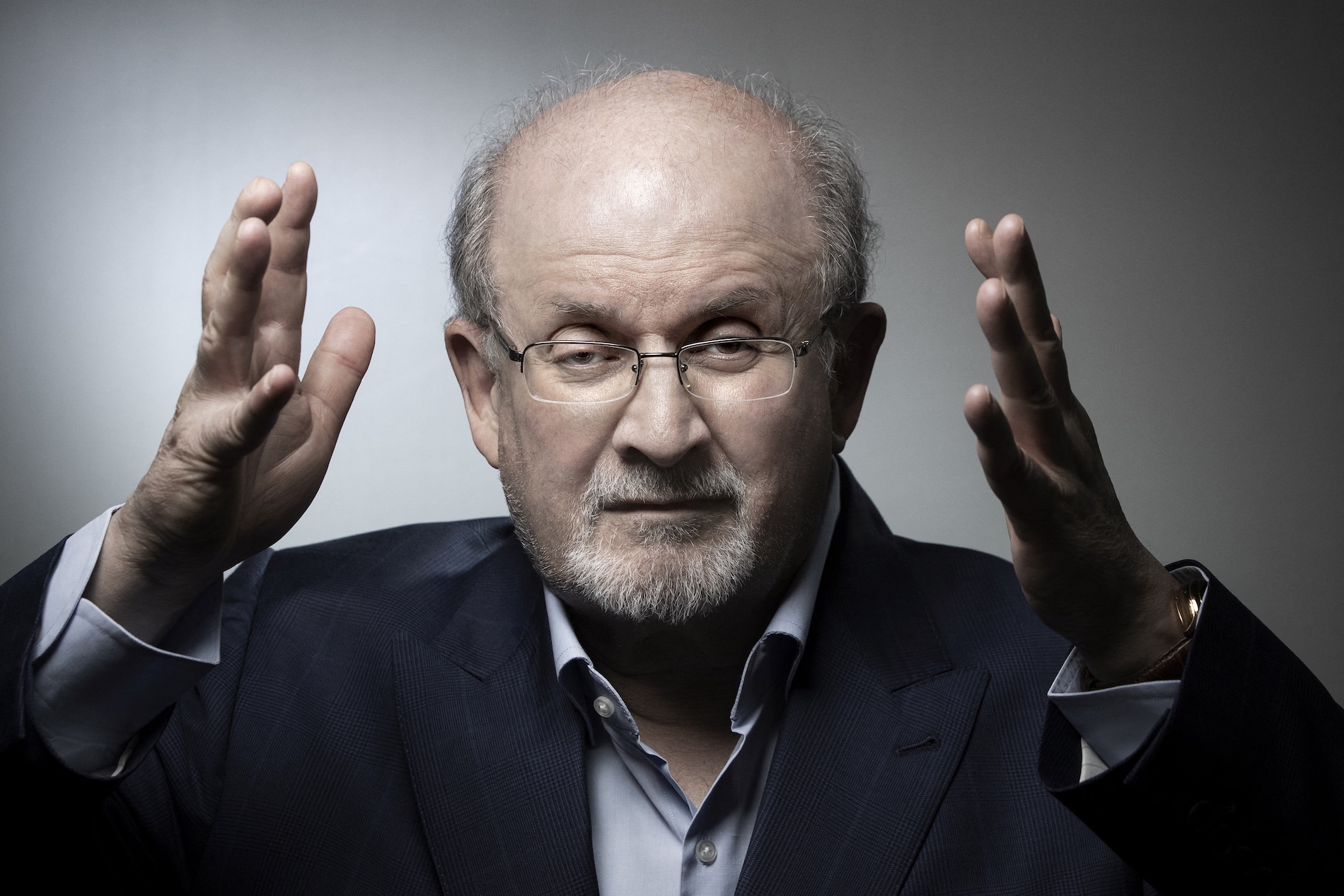 Apuñalan al escritor británico Salman Rushdie en un evento en EE.UU.