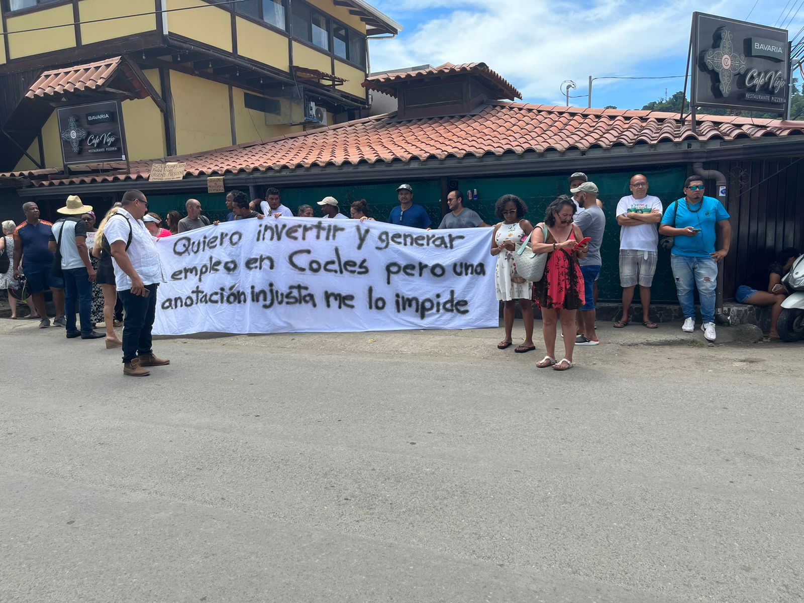 Vecinos de Puerto Viejo esperaban a Rodrigo Chaves con un sinfín de inquietudes, pero mandatario no llegó