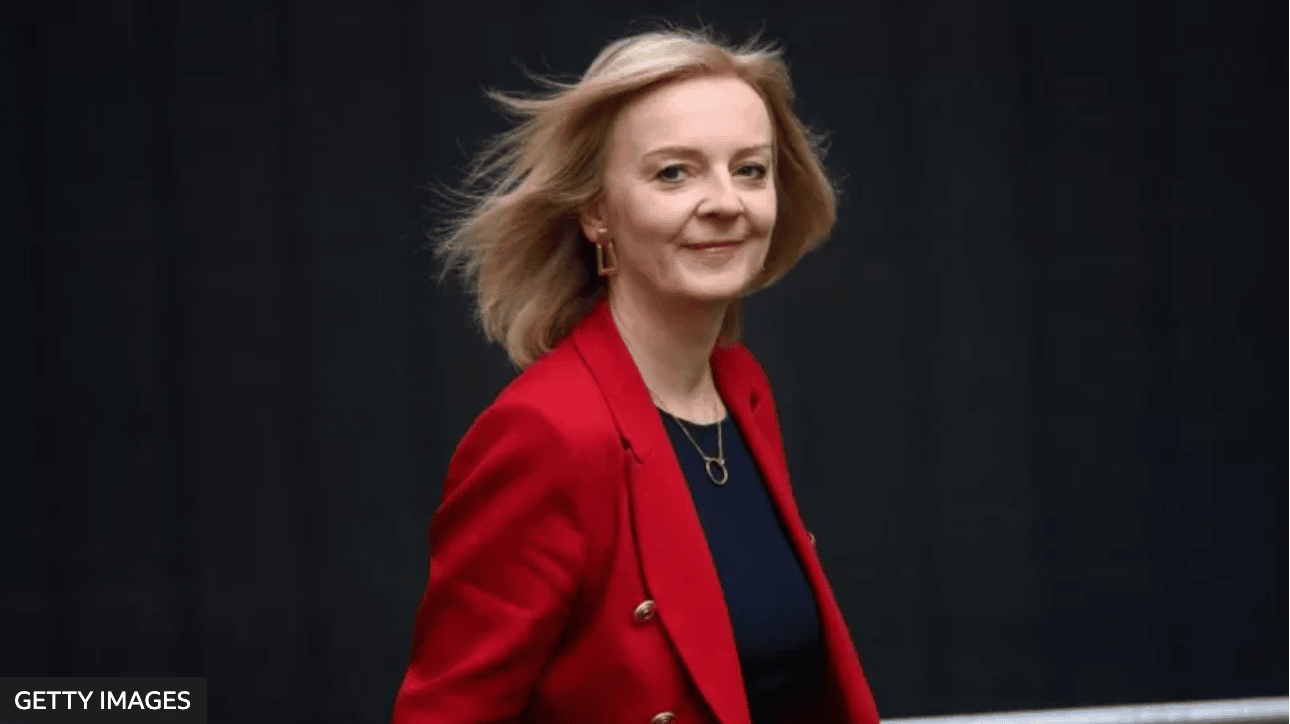 Quién es Liz Truss, la nueva primera ministra de Reino Unido que “caminará directo al huracán”