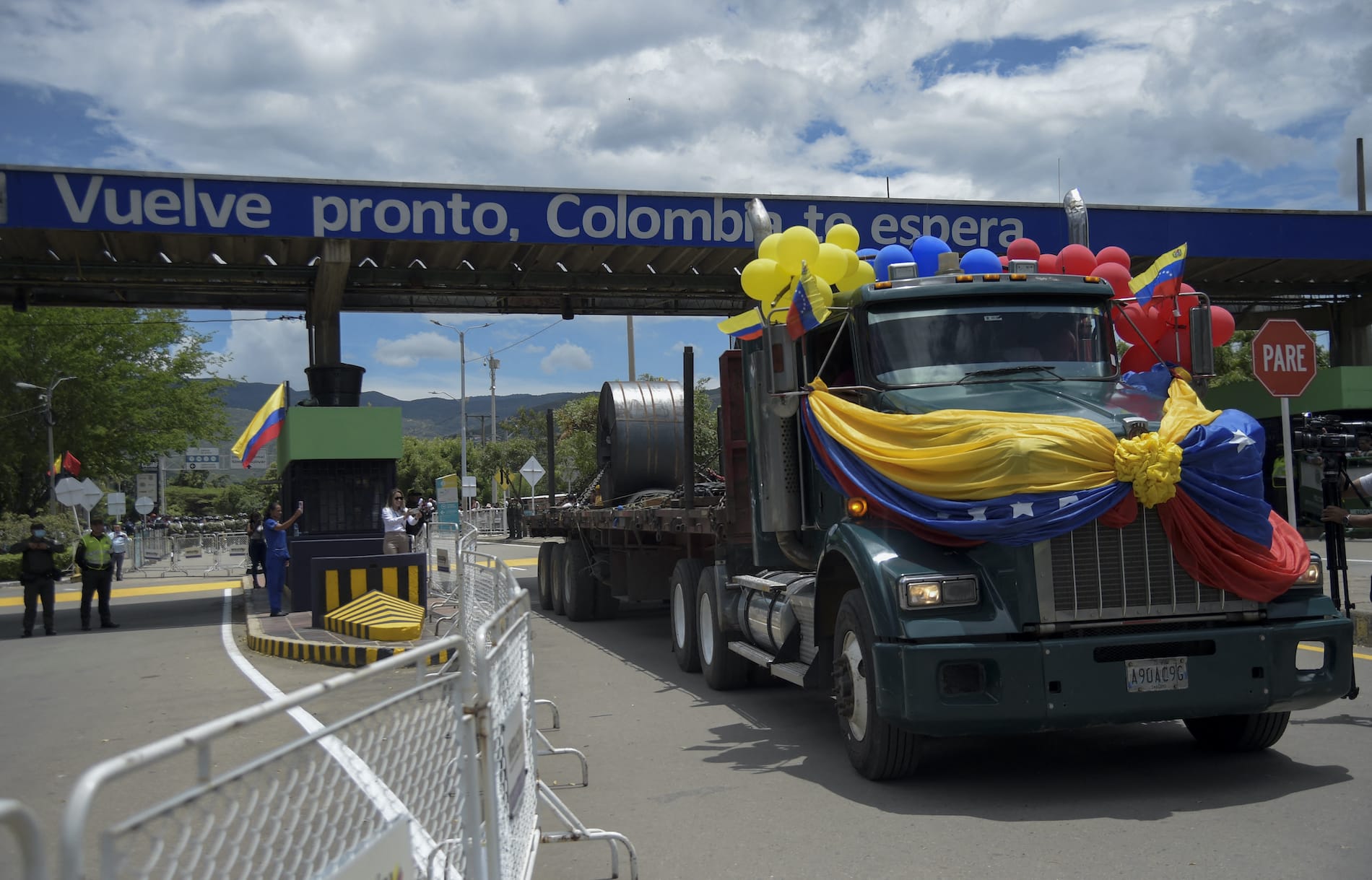 Venezuela y Colombia reabren frontera y Petro celebra el fin de “un suicidio”