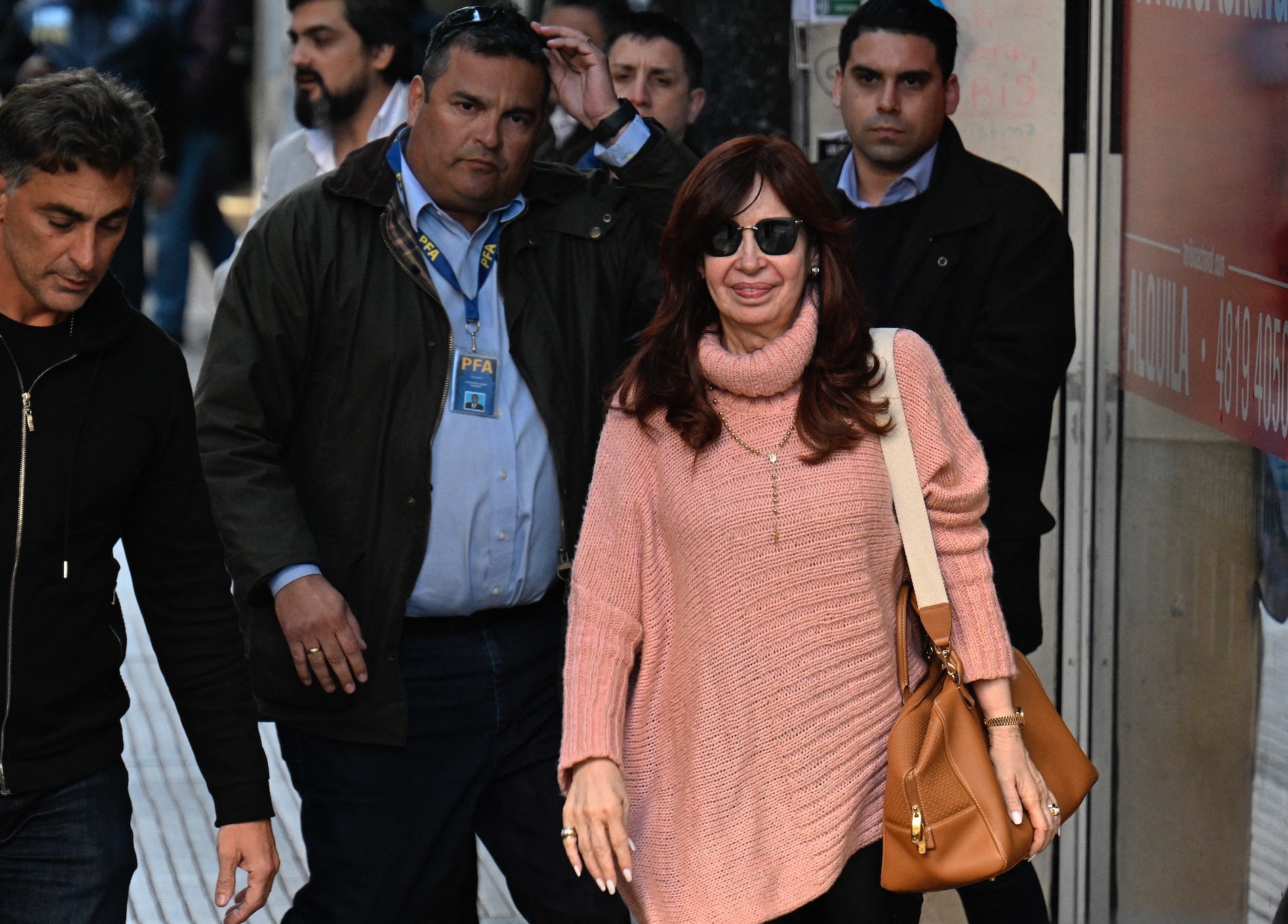 El video del momento cuando el hombre apunta con una pistola a Kirchner en Argentina