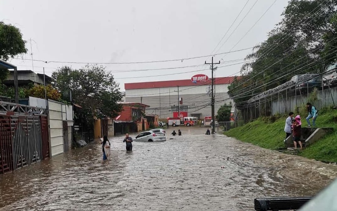 Calles inundadas, carros atrapados y casas destechadas tras fuertes lluvias en Heredia
