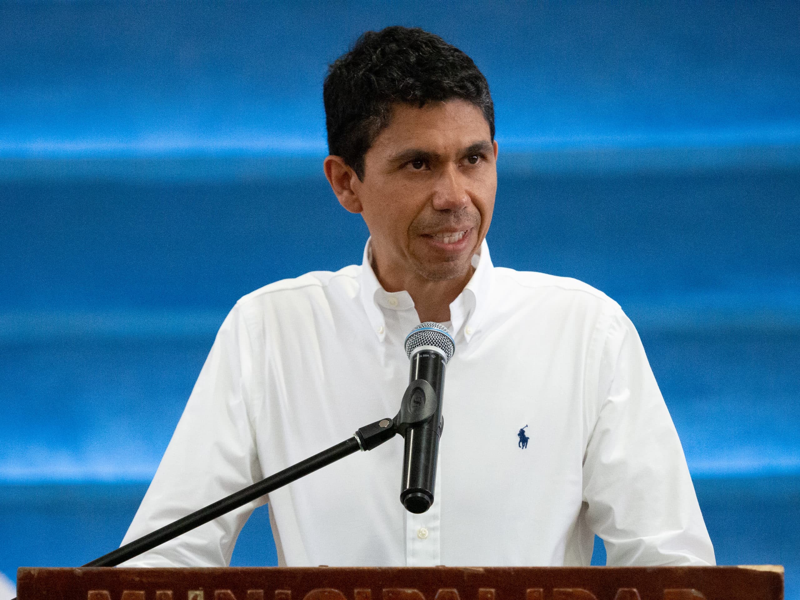 Ministro Luis Amador pide espacio a diputados para conversar “tema urgente” sobre aeropuerto Juan Santamaría