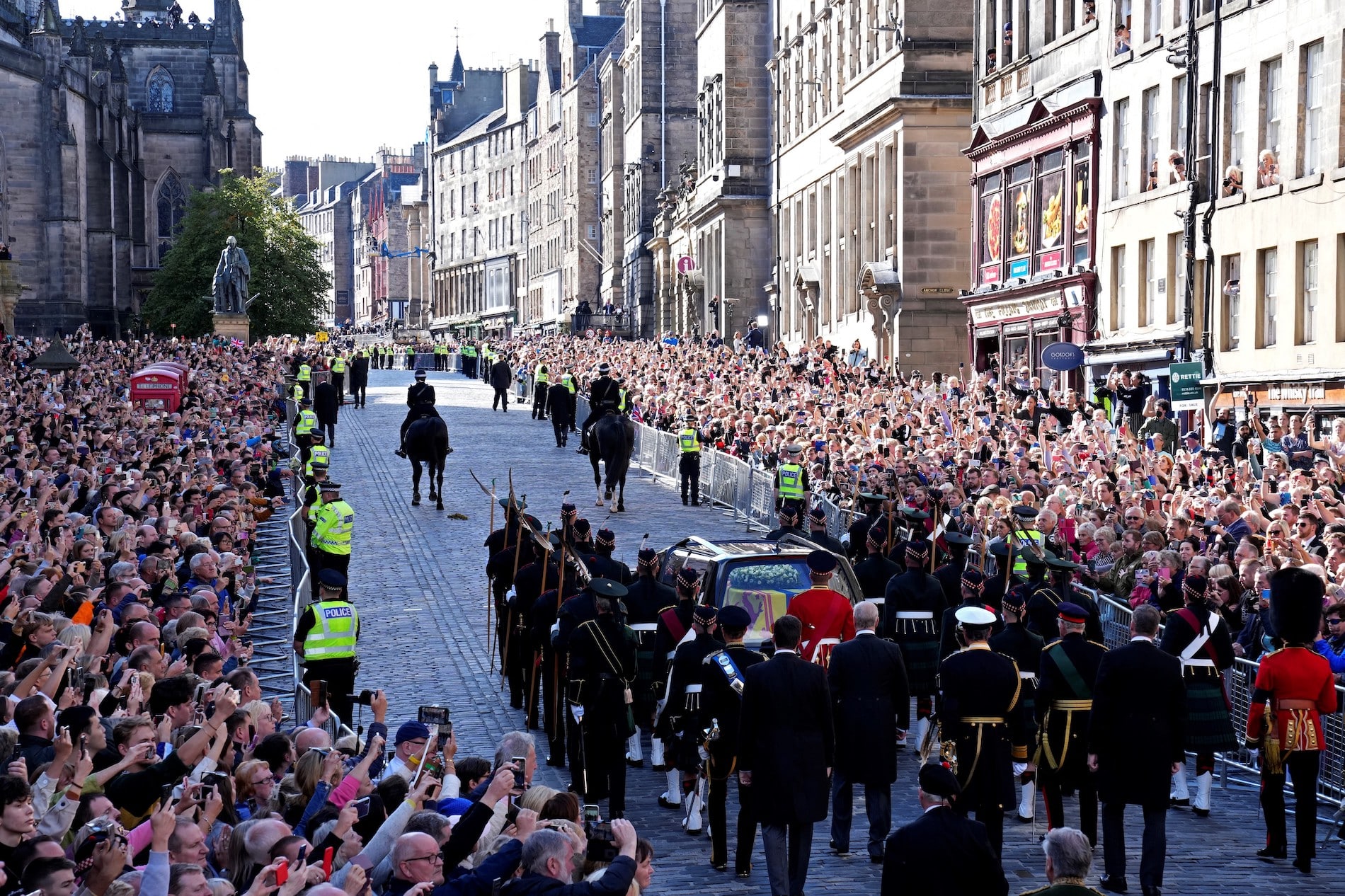 Carlos III encabeza procesión fúnebre de Isabel II en Edimburgo
