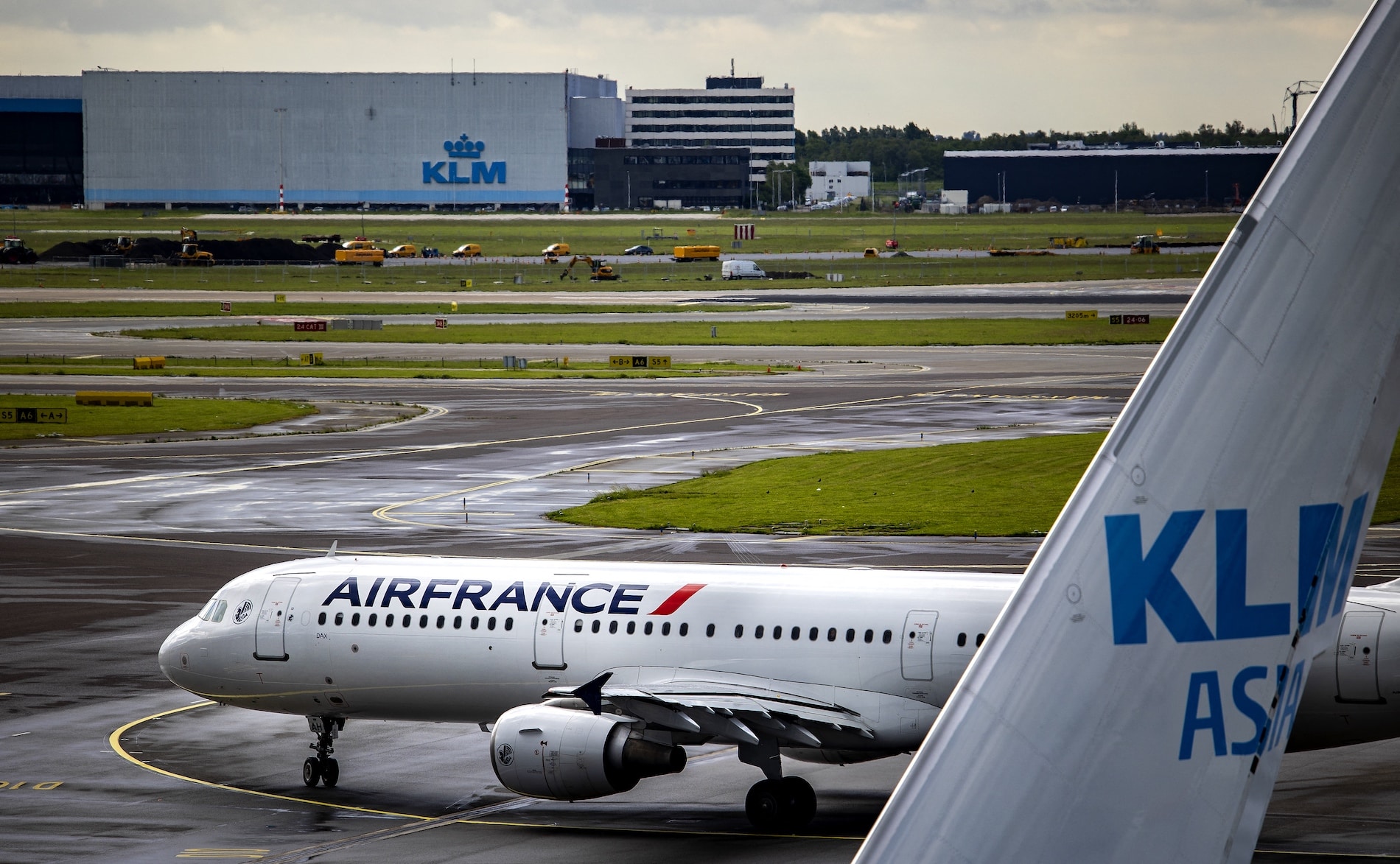 Aeropuerto de Ámsterdam pide a aerolíneas cancelar vuelos por falta de personal